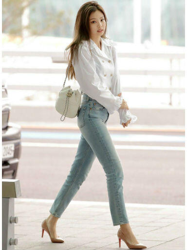 Gaya Jennie BLACKPINK Pakai Celana Jeans, Super Chic!
