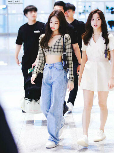 Gaya Jennie BLACKPINK Pakai Celana Jeans, Super Chic!