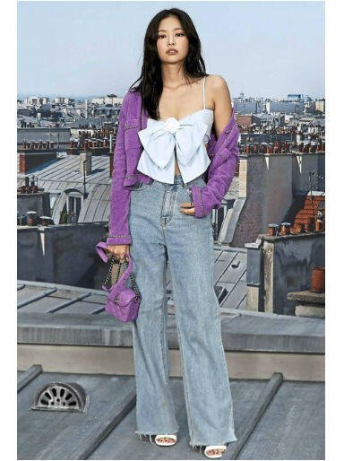 Gaya Jennie BLACKPINK Pakai Celana Jeans, Super Chic!