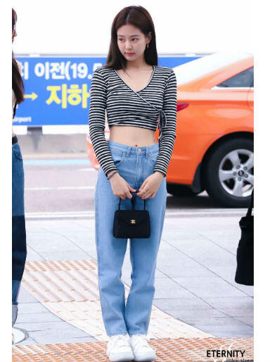 Gaya Jennie BLACKPINK Pakai Celana Jeans, Super Chic!