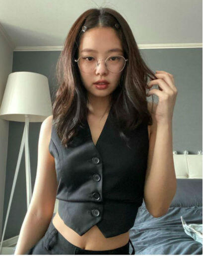 10 Gaya Aduhai Jennie BLACKPINK Yang Bikin Heboh Di Instagram