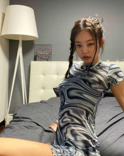 10 Gaya Aduhai Jennie BLACKPINK Yang Bikin Heboh Di Instagram