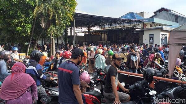 Ratusan Warga Surabaya Pengantre Bansos COVID-19 Langgar Physical Distancing

