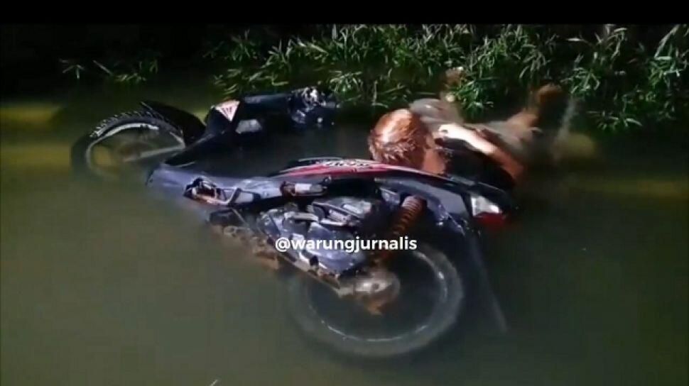 Pria Mabuk Tertidur Pulas di Genangan Banjir Jakarta Bikin Warga Takut