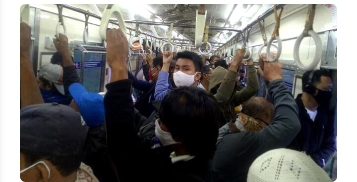 Suasana Kepadatan di Gerbong KRL Depok-Jatinegara, Sulit Physical Distancing