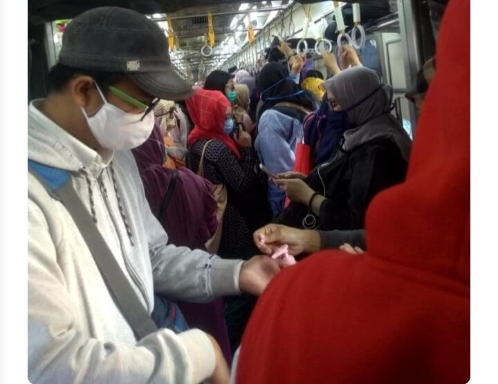 Suasana Kepadatan di Gerbong KRL Depok-Jatinegara, Sulit Physical Distancing