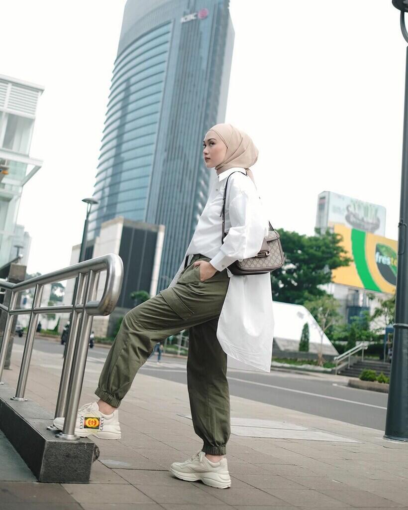 Style Hijab Casual untuk Traveling, Dijamin Gak Ribet!