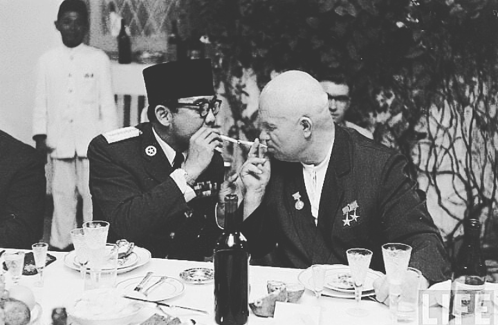 Sering Lihat Foto Bung Karno Ngerokok? Nih Merek Rokoknya..