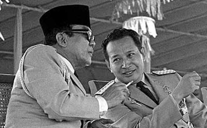 Sering Lihat Foto Bung Karno Ngerokok? Nih Merek Rokoknya..