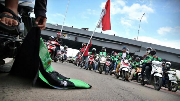 Ratusan Ojol di Surabaya Nekat Makamkan Rekan Berstatus PDP