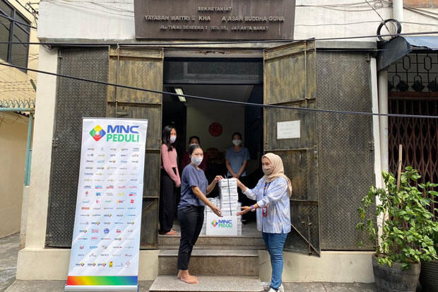 MNC Peduli dan PT Produser Pangan Asia Bagikan Makanan Kepada Vihara Guna Dharma