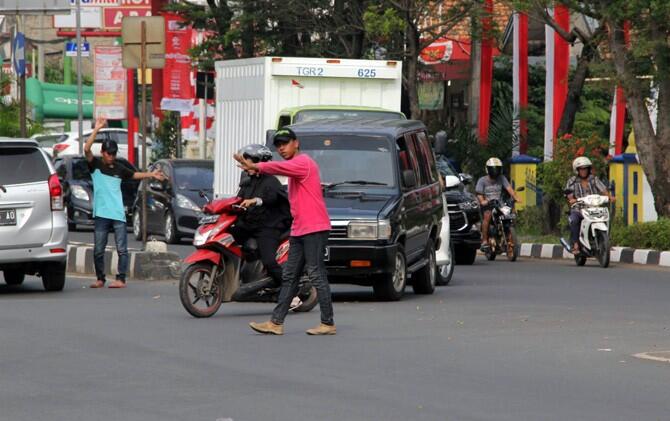 Modal Dengkul. Kerja Cuma Ngatur Jalan. Sehari Bisa Dapat 200 Ribu Lebih!