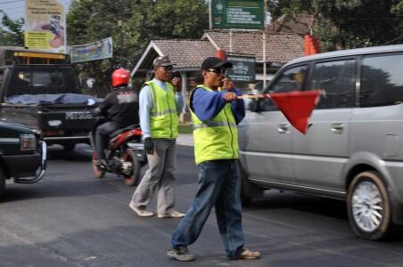Modal Dengkul. Kerja Cuma Ngatur Jalan. Sehari Bisa Dapat 200 Ribu Lebih!