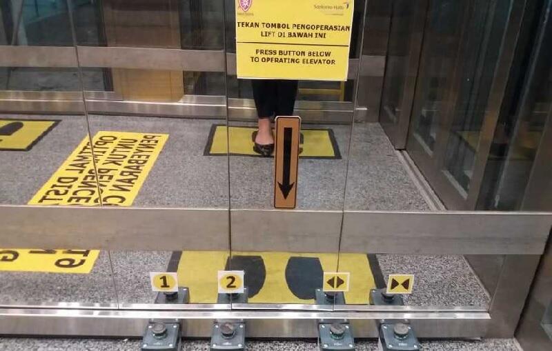 Unik, Lift di Bandara Soetta Gunakan Kaki untuk Sentuh Tombol