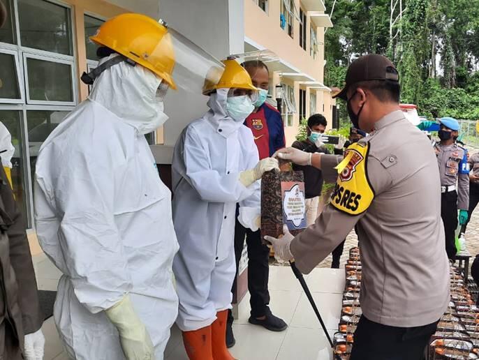 
Kapolres SBT Kunjungi &amp; Beri Motivasi ke Warga di Lokasi Karantina