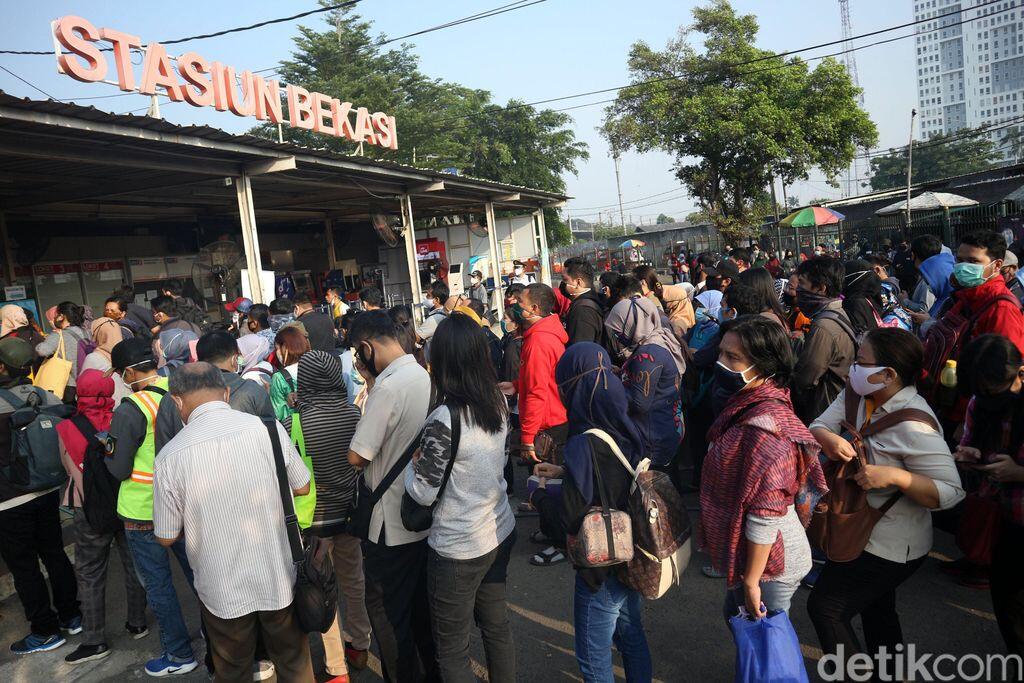 PSBB Transisi Bikin Jakarta Macet dan Berjubel, Kebijakan Anies Dikritik

