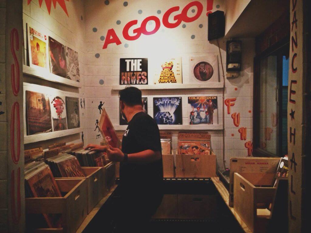PIRINGAN HITAM (VINYL) Sejarahnya hingga menjadi trend kembali...