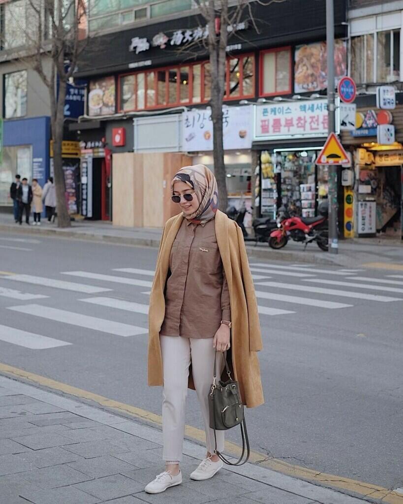 NGGAK MAU TERLIHAT TUA? Berikut 5 Tips Memilih Motif Kerudung &amp; Cara Padu- Padannya 