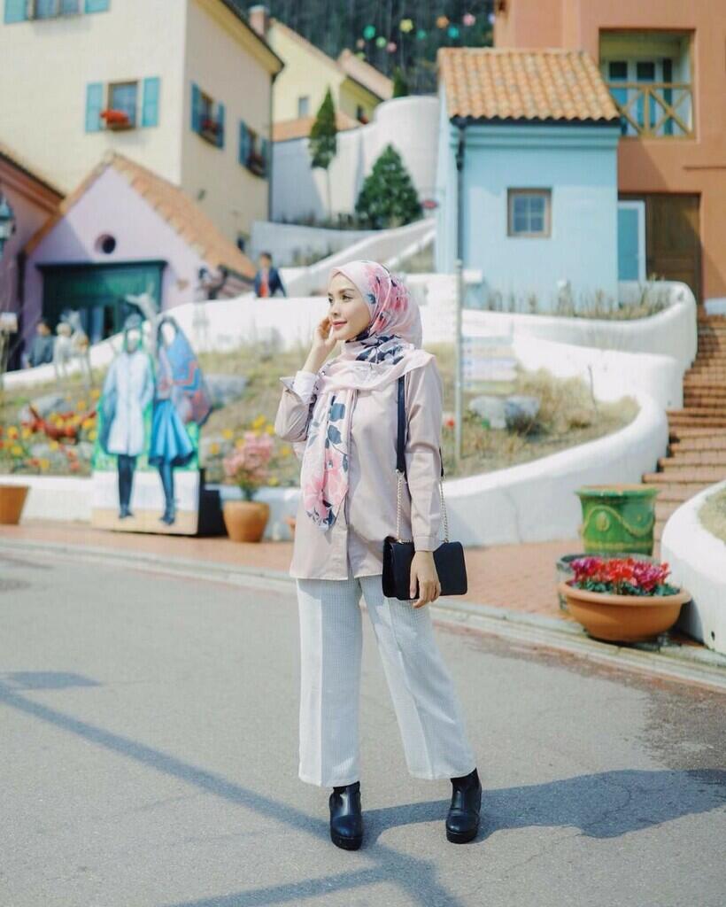 NGGAK MAU TERLIHAT TUA? Berikut 5 Tips Memilih Motif Kerudung &amp; Cara Padu- Padannya 