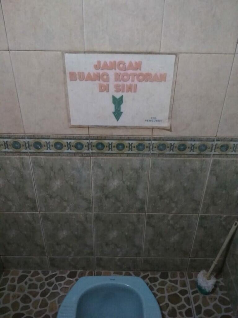 Tulisan di Tempat Umum ini Bikin Bingung Sambil Ngakak