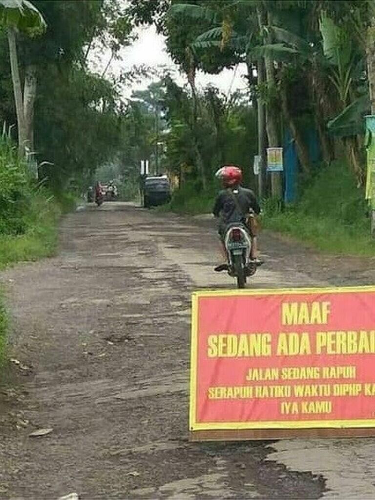 Tulisan di Tempat Umum ini Bikin Bingung Sambil Ngakak