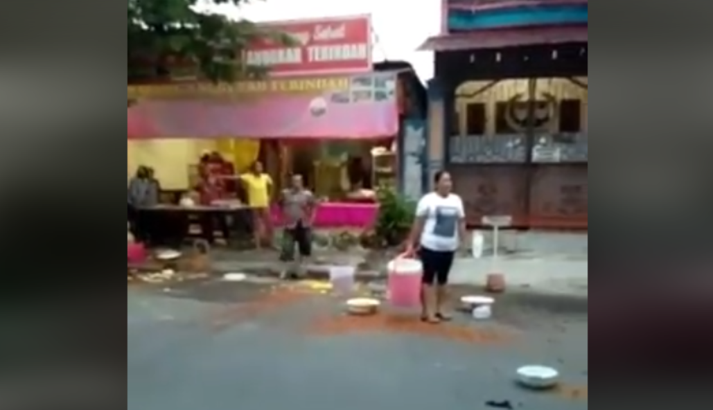 Pedagang di Bojonegoro Buang-buang Makanan di Depan Satpol PP, Netizen: Emane Rek!