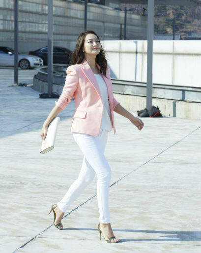 Intip Gaya Effortless A La Shin Min Ah, Tetap Keren!
