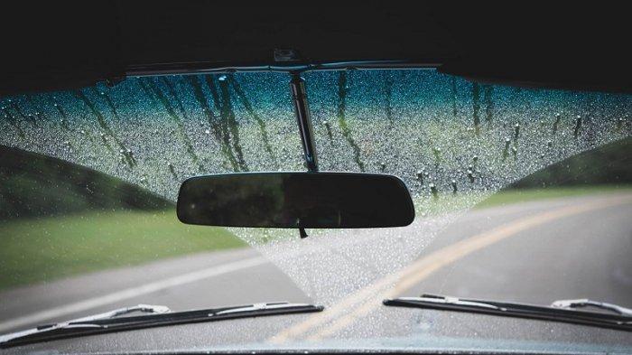 Tips Menghindari Kaca Mobil Yang Berjamur