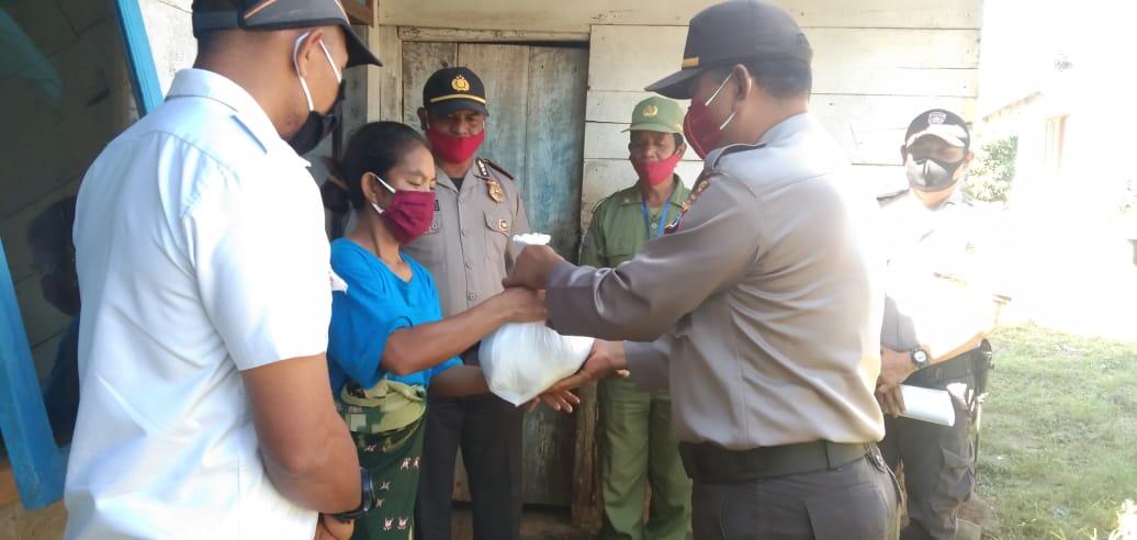 Polres Manggarai Bagikan Sembako Kepada 29 KK, PJ Kades Nao Ucapkan Terimakasih