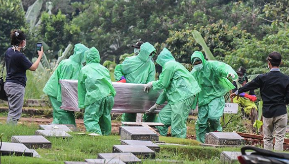 Driver Ojol Dimakamkan Ratusan Rekan, Hasil Tes Positif Covid