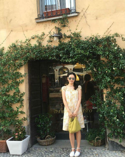 Pakai Bikini Hingga Kemeja, Begini Gaya Kasual Son Ye Jin