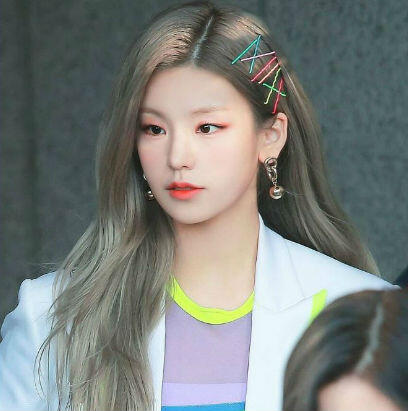 Penampilan 7 Leader Girlband Ini Bikin Penggemar Nggak Fokus