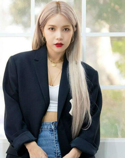 Penampilan 7 Leader Girlband Ini Bikin Penggemar Nggak Fokus