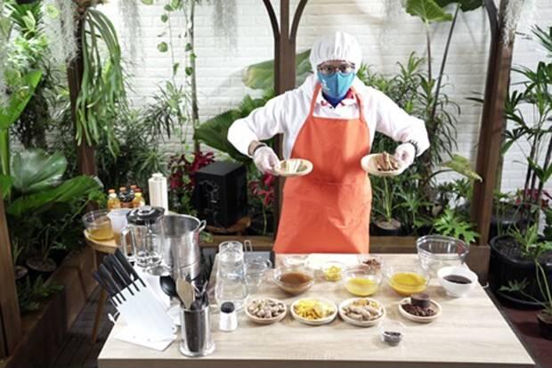 Sandiaga Puji Perjuangan Bakul Jamu yang Sukses di Tengah Pandemi