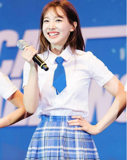 9 Pesona Nayeon TWICE Pakai Seragam Sekolah, Cute Overload!