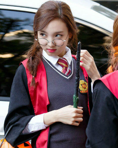 9 Pesona Nayeon TWICE Pakai Seragam Sekolah, Cute Overload!