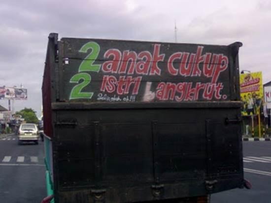 Tulisan Kreatif Terlucu di Bak Truk