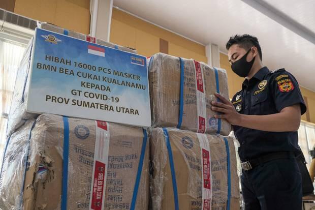 Bea Cukai Kualanamu Hibahkan 16.000 Masker ke Gugus Tugas Covid-19 Sumut