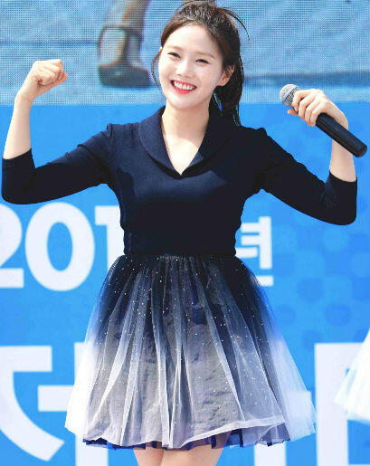 9 Ide Mix & Match Outfit Ala Hyojung OH MY GIRL, Trendy Banget!