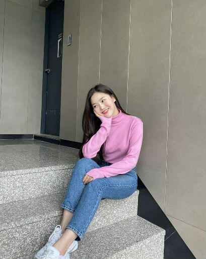 9 Ide Mix & Match Outfit Ala Hyojung OH MY GIRL, Trendy Banget!