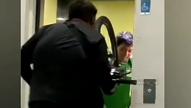 Viral, Driver Ojol Terjebak di Dalam Lift Menaiki Sepeda! Kok Posisinya Begitu Ya?