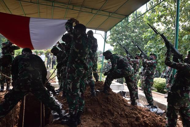 Lettu Vira Yudha Dikebumikan di Samping Makam Lettu Wisnu