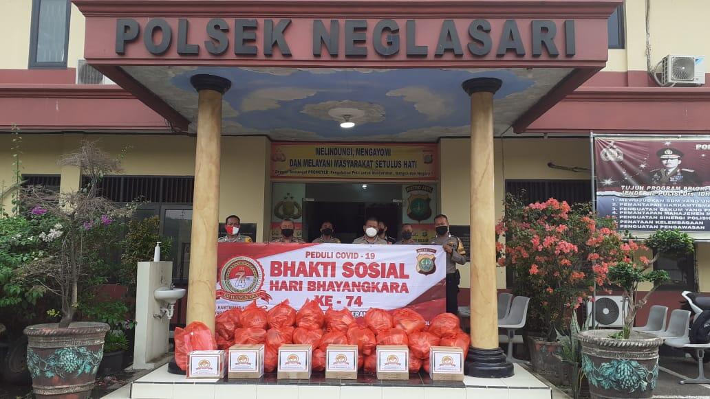 Sambut Hut Bhayangkara Ke-74th, Polsek Neglasari Kembali Bagikan Sembako