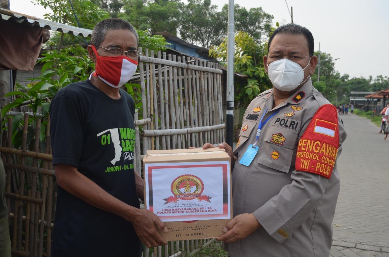 Sambut Hut Bhayangkara Ke-74th, Polsek Neglasari Kembali Bagikan Sembako