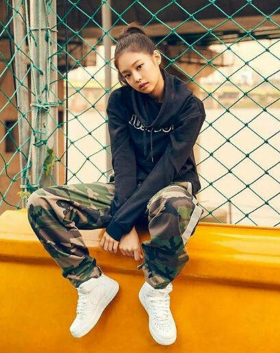 12 Inspirasi Outfit Ala Lisa Blackpink, Khusus Cewek Tomboi