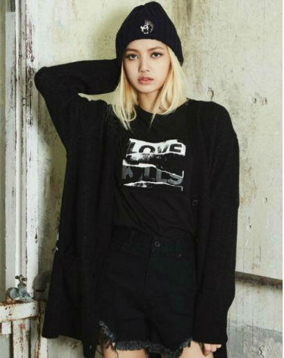 12 Inspirasi Outfit Ala Lisa Blackpink, Khusus Cewek Tomboi