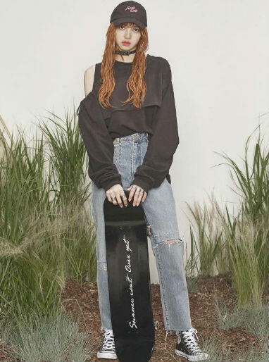 12 Inspirasi Outfit Ala Lisa Blackpink, Khusus Cewek Tomboi