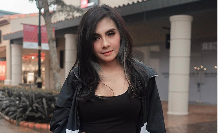 Penyanyi Cantik Ini Ngaku Stres usai Lepas Hijab & Tampil Seksi