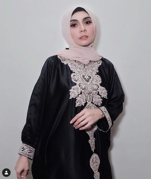 Lepas Hijab Langsung Tampil Seksi, Ini 5 Potret Terbaru Penyanyi Zizi Kirana