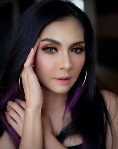 Lepas Hijab Langsung Tampil Seksi, Ini 5 Potret Terbaru Penyanyi Zizi Kirana